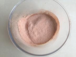 面粉和可可粉混合后过筛进去