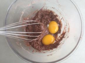 用手动打蛋器搅拌不见干粉即可，分两次加入蛋黄，划Z字拌，拌好之后再加入蛋黄拌