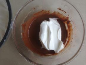 蛋清分三次加入糖，用电动打蛋器打至湿性发泡，提起打蛋头，蛋白霜有大弯钩，这样做出来的蛋糕卷才容易卷起来，不会裂。勺1/3打发好的蛋白霜到蛋黄糊里，用刮刀从底部向上翻拌均匀