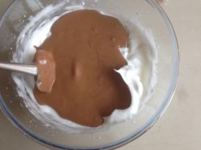 再倒回剩余的蛋白霜里