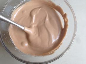 用同样的手法拌成细腻的蛋糕糊（不会翻拌手法的可以上网搜索一下戚风蛋糕的制作视频，比文字版更易理解）