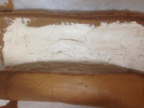 200克淡奶油加可可粉和20糖，隔冰水，用电动打蛋器，打发至九分发。将可可味的淡奶油涂抹在蛋糕上，卷起，放入冰箱冷藏2个小时定型