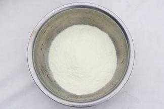 米粉倒入大盆中。