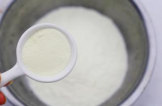 加入10g澳优淳璀妈妈奶粉。