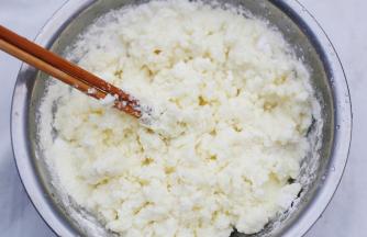 加适量水搅拌成稍微干一点的糊糊。