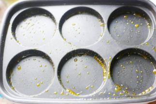 多功能锅刷一层油。