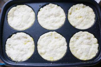 舀入一勺糊糊，摊成饼状。