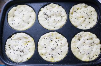 上面撒适量黑芝麻，煎至两面微微发黄即可出锅。