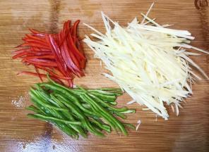 仔姜、青红椒均切成粗细一致的丝备用。