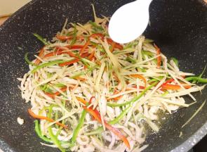 继续大火翻炒1-2分钟放入盐和糖调味。