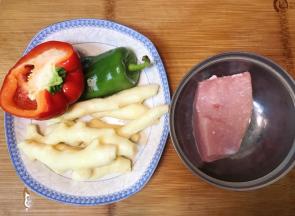 准备主要食材。（仔姜用小刀刮洗干净）