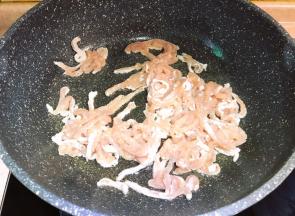 放入肉丝划散。