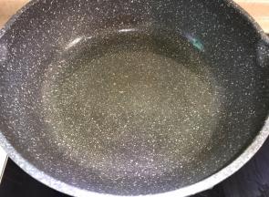 锅烧热后倒入食用油。
