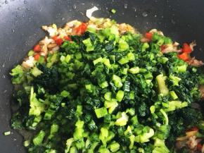 最后加入雪菜，翻炒均匀后，沿锅边加入三汤匙清水，中小火不加盖。