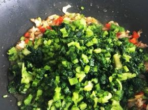 最后加入雪菜，翻炒均匀后，沿锅边加入三汤匙清水，中小火不加盖。