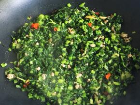 雪菜锅里没有汤汁了，看到雪菜也开始变得干爽起来，关火，咸鲜微辣，越吃越香，越吃越对味的蚝油雪菜肉末就是这么简单。