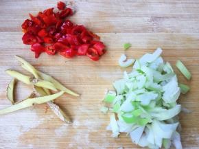 准备好红辣椒圈，姜丝，葱花。