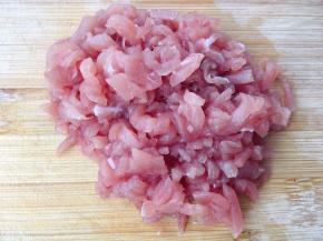 里脊肉切细丝，再切小丁，因为孩子不喜欢肥肉。喜欢吃点到肥肉的，可以换成五花肉丁，口感更香。