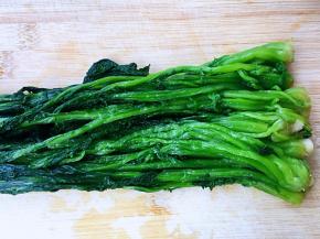 雪菜自然解冻，再次冲洗一遍，攥干水分。