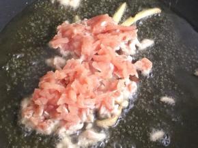 油热后，先炒香姜丝，再下入肉末翻炒至变色。