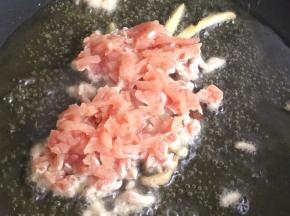 油热后，先炒香姜丝，再下入肉末翻炒至变色。