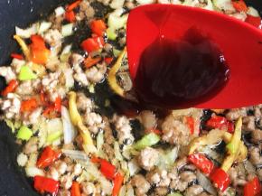 最关键的秘籍，蚝油闪亮登场，加入蚝油，继续翻炒均匀 ，蚝油的鲜甜口感，使这道小炒菜，回味无穷。