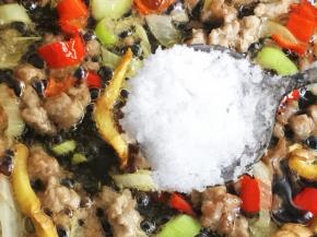 加入白糖，这是我炒雪菜好吃的第一个秘籍，白糖提鲜增香，很关键哦！