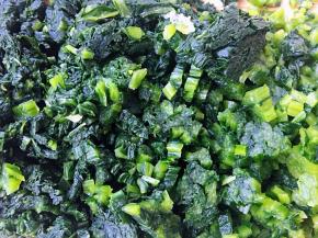 切成细小的小段，切的越细小，吃起来口感越好吃。