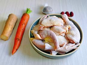 准备食材，老母鸡剪小块。