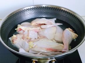 将鸡块冷水入锅，大火烧开后煮2分钟，捞出用温水冲洗。