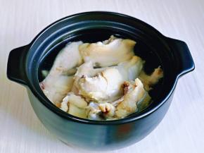 鸡块放入砂锅中，加入纯净水，一次性加够水量，因为要熬的久一点。