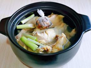 再加入葱姜，调料包。