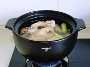 上煤气，大火烧开。