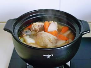 鸡肉熬烂时加入提前切好的胡萝卜块，山药块，红枣，按个人口味加入盐，再炖15分钟即可。