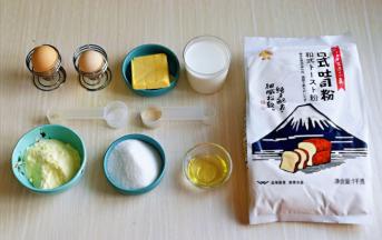 准备好主面团食材并称重。