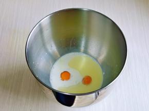 首先将纯牛奶，淡奶油，玉米油，草鸡蛋加入厨师机桶中。(我用的是草鸡蛋比较小，2个的重量是74g)