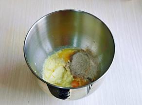 再加入咖啡粉，奶粉，盐，细砂糖。(盐与糖对角放)