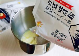 加入金山日式吐司粉。(这款吐司粉采用100%进口优质小麦，精细研磨，粉质细腻，吸水性好，做出来的吐司口感湿润，松软又拉丝)