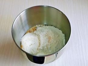 最后在面粉的顶部挖个小洞洞，加入酵母粉，用旁边的面粉将酵母粉盖起来，加入发酵好的波兰种，厨师机启动2档，揉面1个小程序。