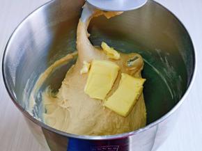 一个小程序自动结束后，加入室温软化的黄油，再次启动厨师机3档，再揉一个小程序。