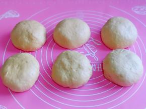 发酵好的面团分成6等份。，盖上保鲜膜松弛10分钟。