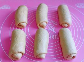 依次做卷好，盖上保鲜膜醒10分钟。