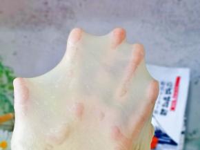 大约15分钟左右时，已经有了不容易破的手套膜，这时可以停止揉面，避免破坏了面团的组织。(出膜效果特别好，且有弹性)