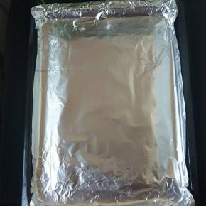 烤盘上铺上一层锡纸。