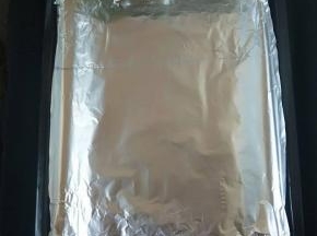烤盘上铺上一层锡纸。