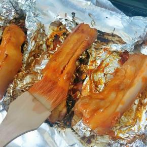 取出撕开锡纸翻面，

刷上一层腌渍过五花肉的汁继续送进烤箱烤十分钟。