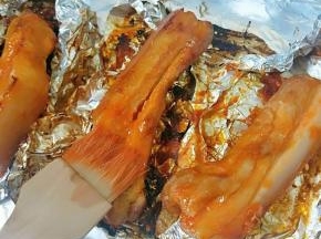 取出撕开锡纸翻面，

刷上一层腌渍过五花肉的汁继续送进烤箱烤十分钟。