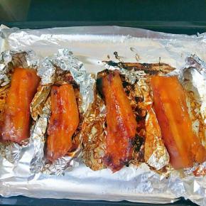 再取出翻面刷汁继续烤十分钟即可。