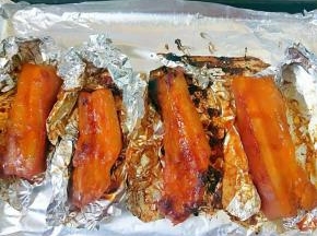 再取出翻面刷汁继续烤十分钟即可。