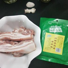 五花肉要选肥瘦相间的才好吃，

用牙签给它扎些小孔方便入味